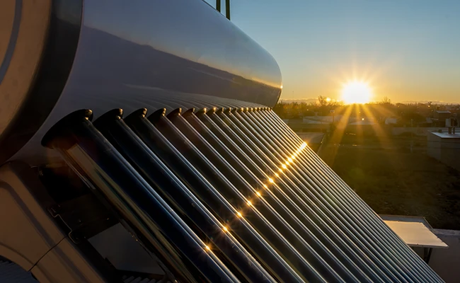 pannelli termici solari posati sul tetto a pavia